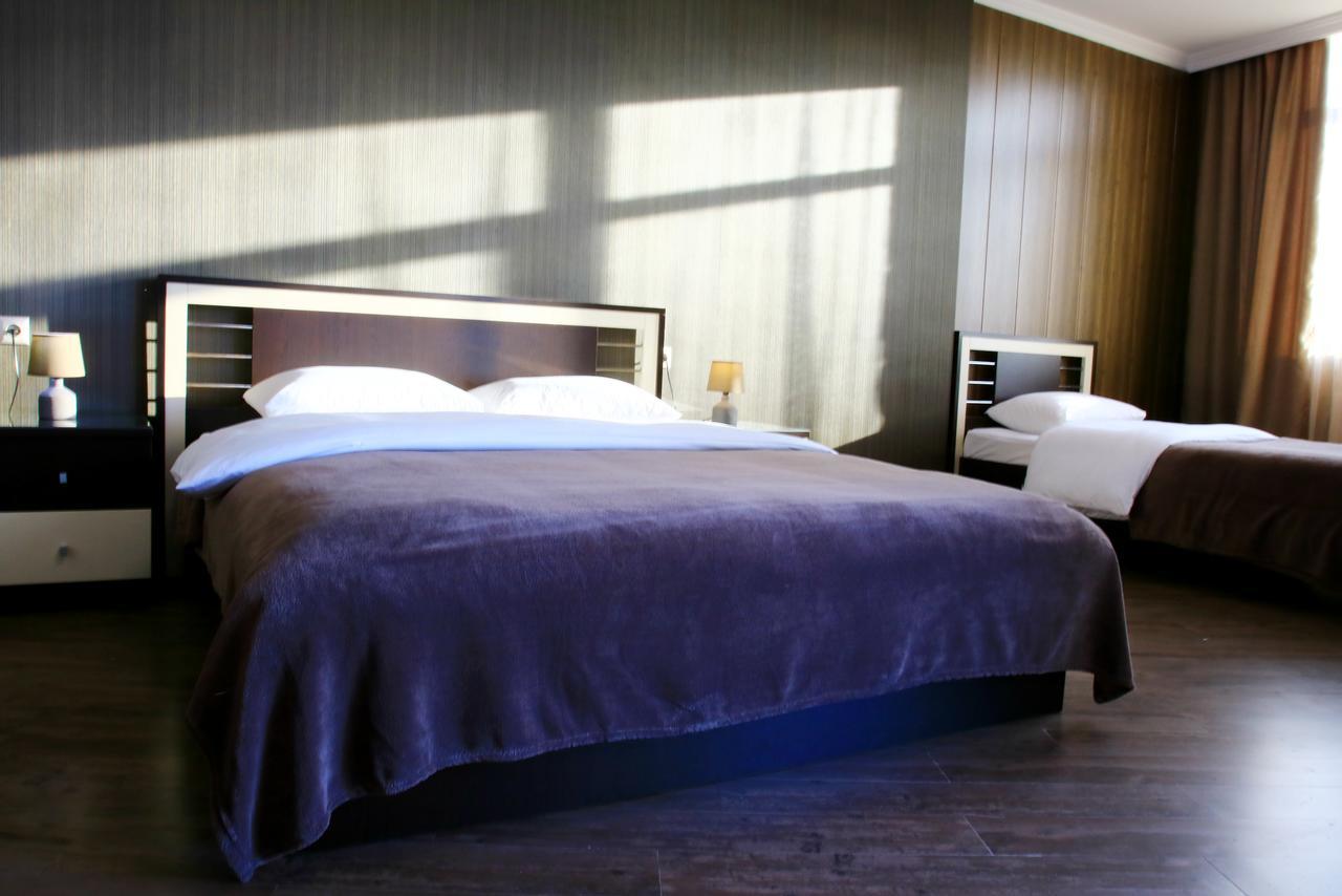 Pirosmani Mini Hotel バトゥーミ エクステリア 写真