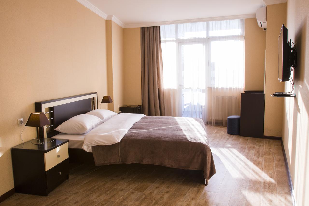 Pirosmani Mini Hotel バトゥーミ エクステリア 写真