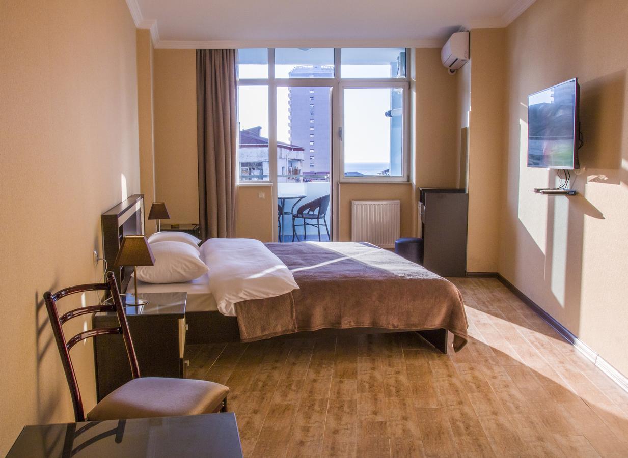 Pirosmani Mini Hotel バトゥーミ エクステリア 写真