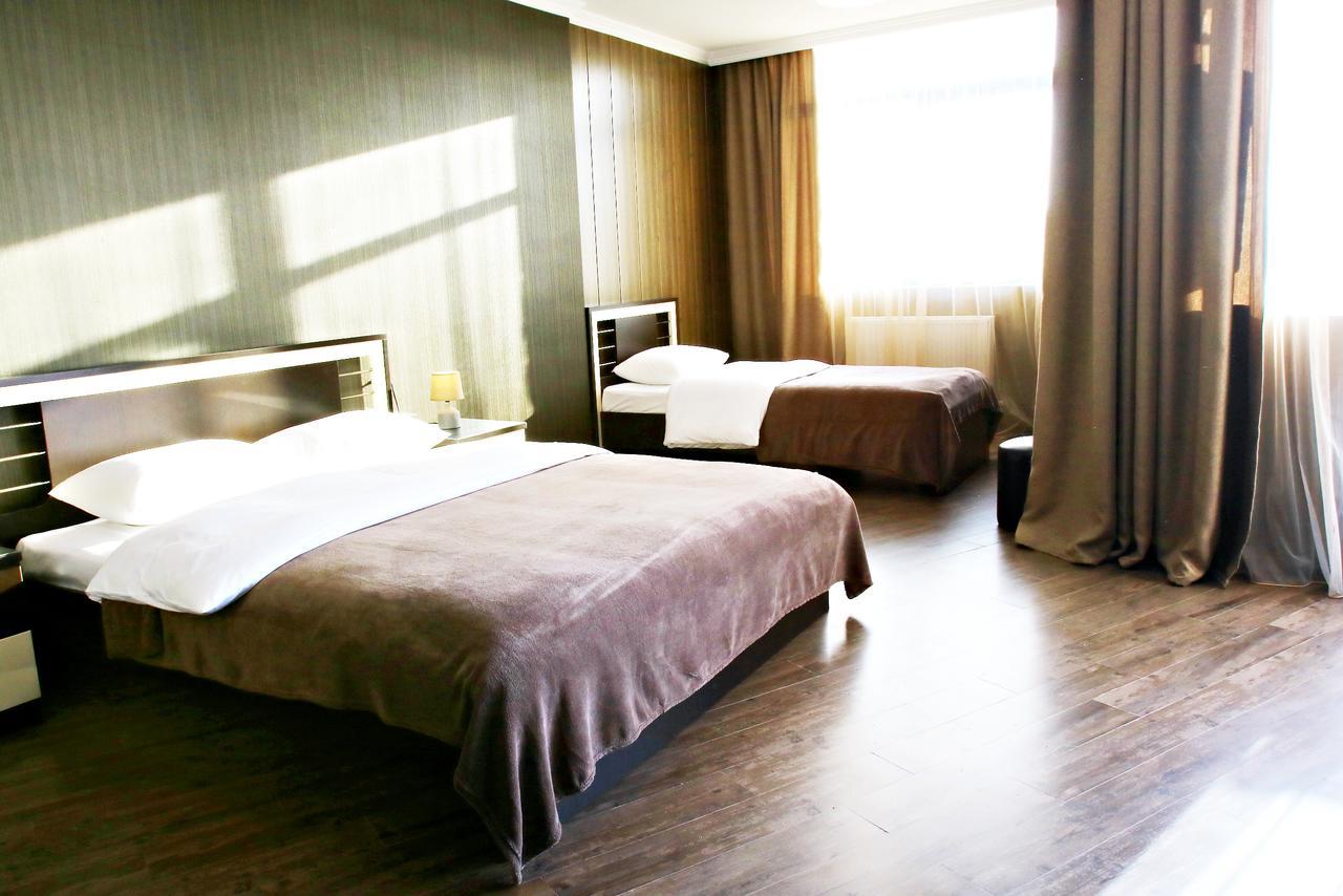 Pirosmani Mini Hotel バトゥーミ エクステリア 写真