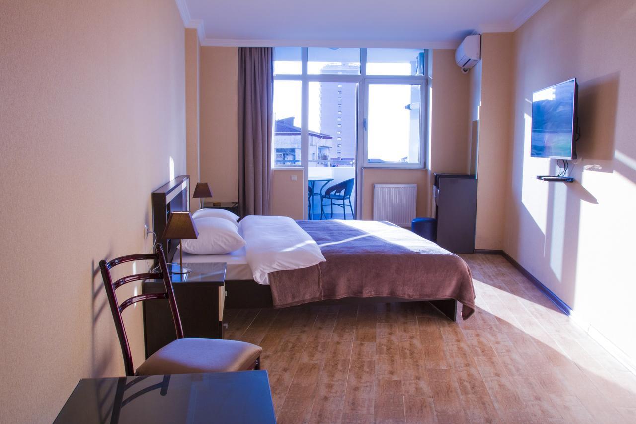 Pirosmani Mini Hotel バトゥーミ エクステリア 写真