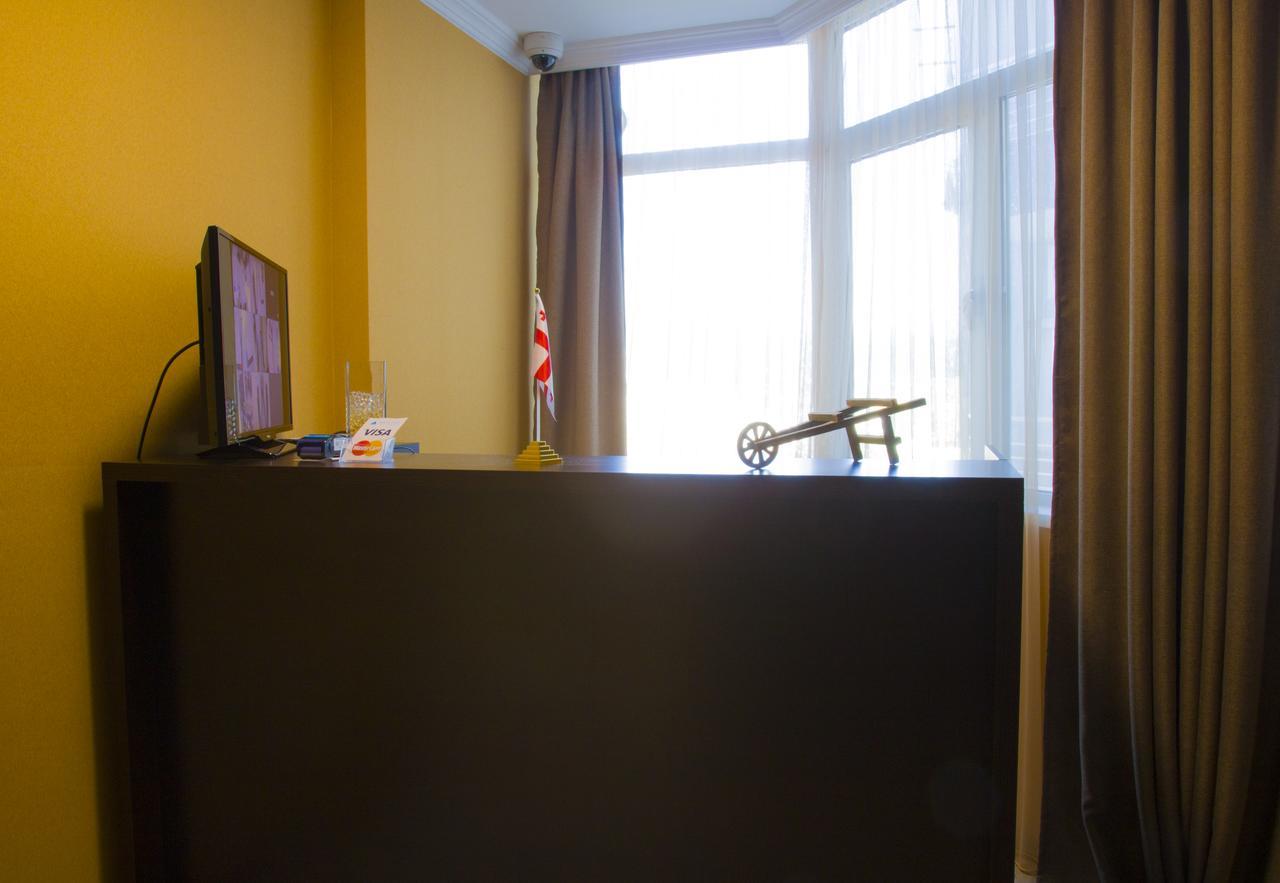 Pirosmani Mini Hotel バトゥーミ エクステリア 写真