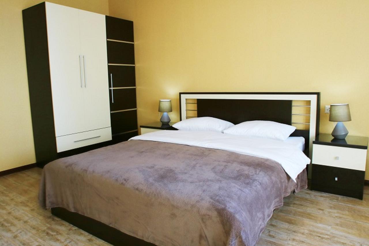 Pirosmani Mini Hotel バトゥーミ エクステリア 写真