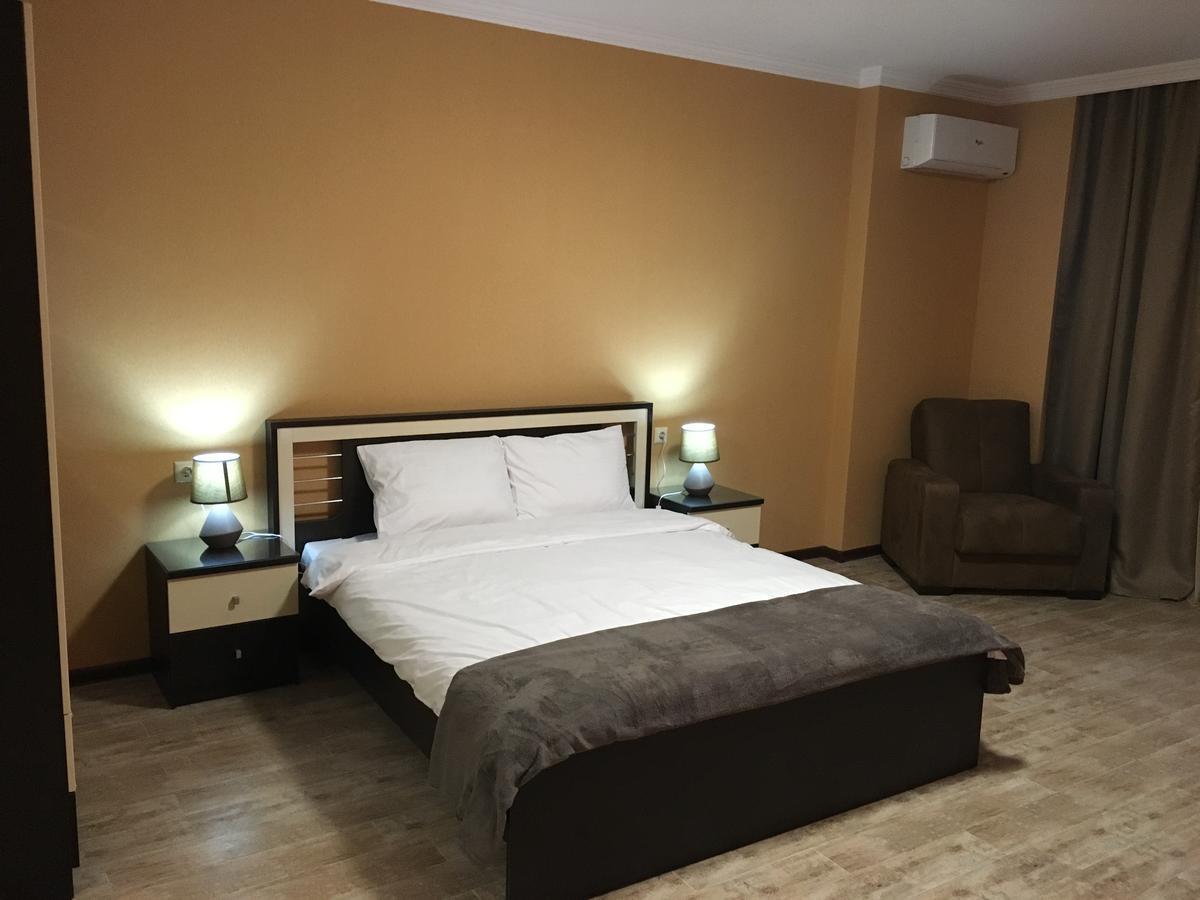 Pirosmani Mini Hotel バトゥーミ エクステリア 写真